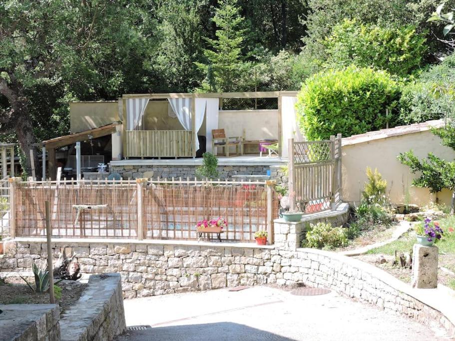 Chateaudouble : Appartement Au Calme ภายนอก รูปภาพ